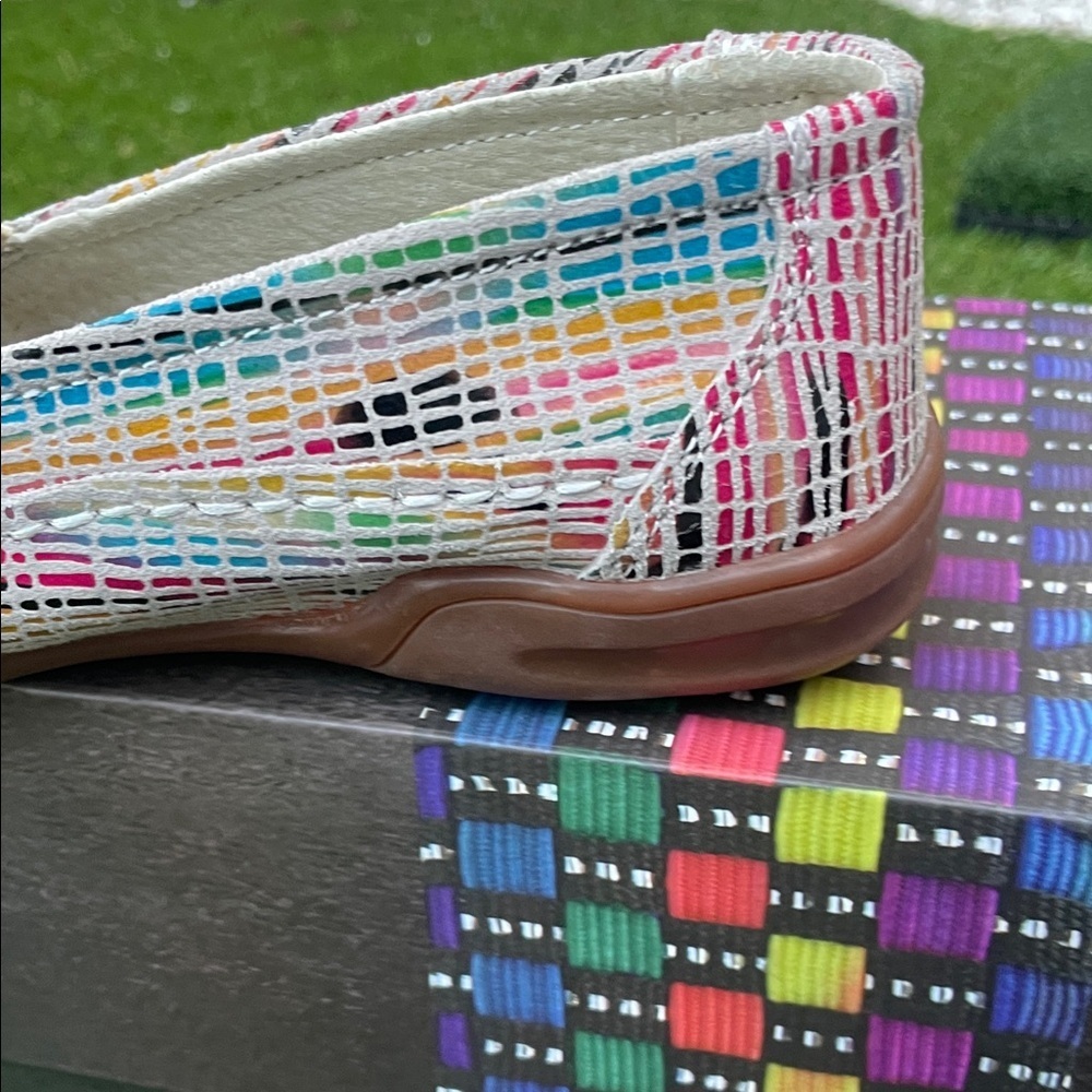 😁 Bernie MEV. Women's Colorful Woven Flats 🥿 Will go with just about anything 😁 - Picture 6 of 11